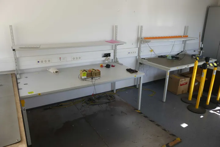 2x ESD-Arbeitsplatz, ohne Inhalt Maße in cm ca: 200 x 100 x 78